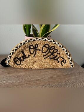 Altar’d State ‘Out of Office' Jute Natural Straw Accent Clutch Purse